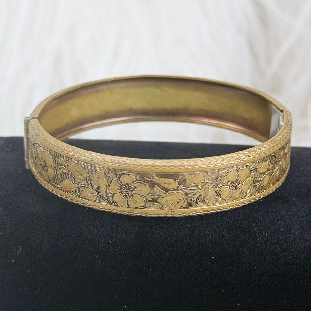 Elegant Floral Gold-Tone Women's Bangle Bracelet - Picture 9 of 10
